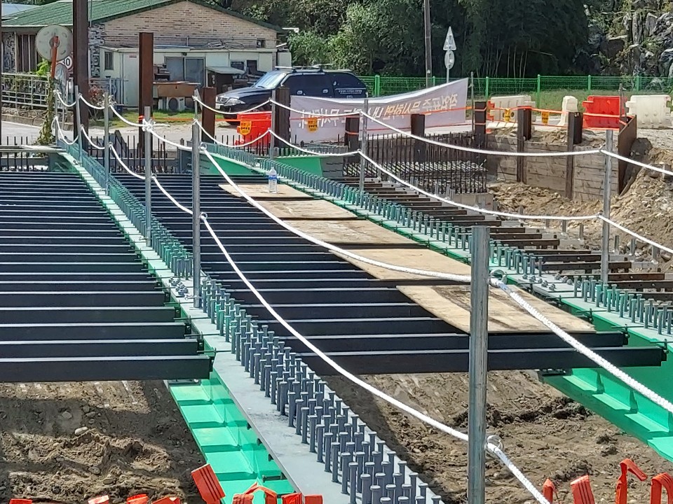 노란 거더 교량 시공 사진